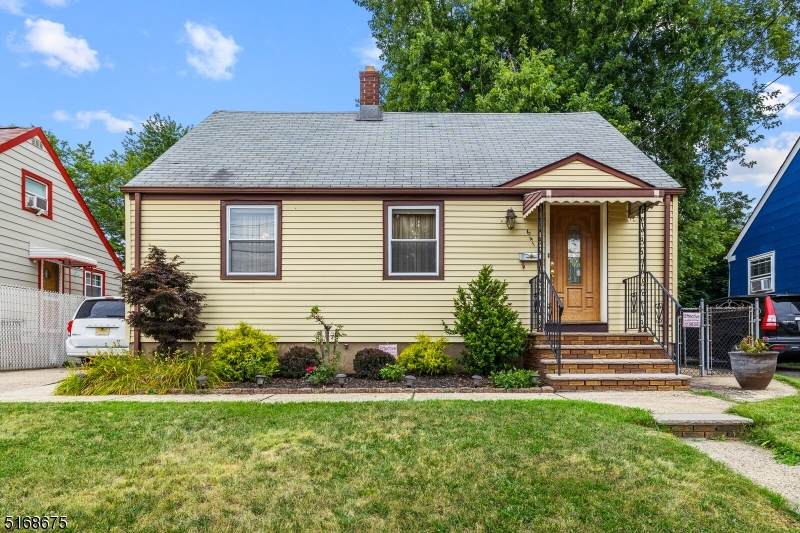 641 Schuyler Ave - Photo 1