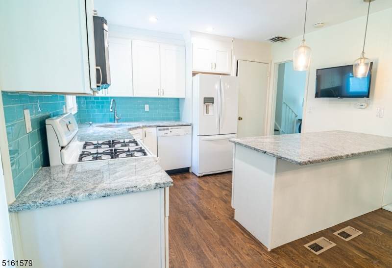 10 White Oak Dr - Photo 1