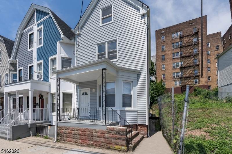 292 Garside St - Photo 1