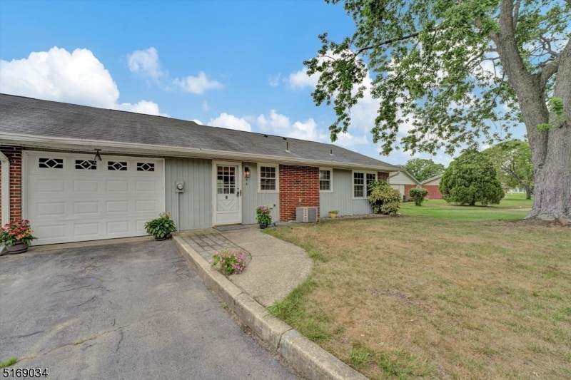 676 New Castle Ct - Photo 1