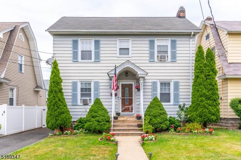 831 Floral Av - Photo 1