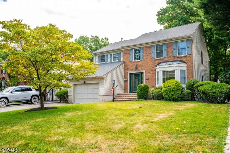 627 Bennington Dr - Photo 1