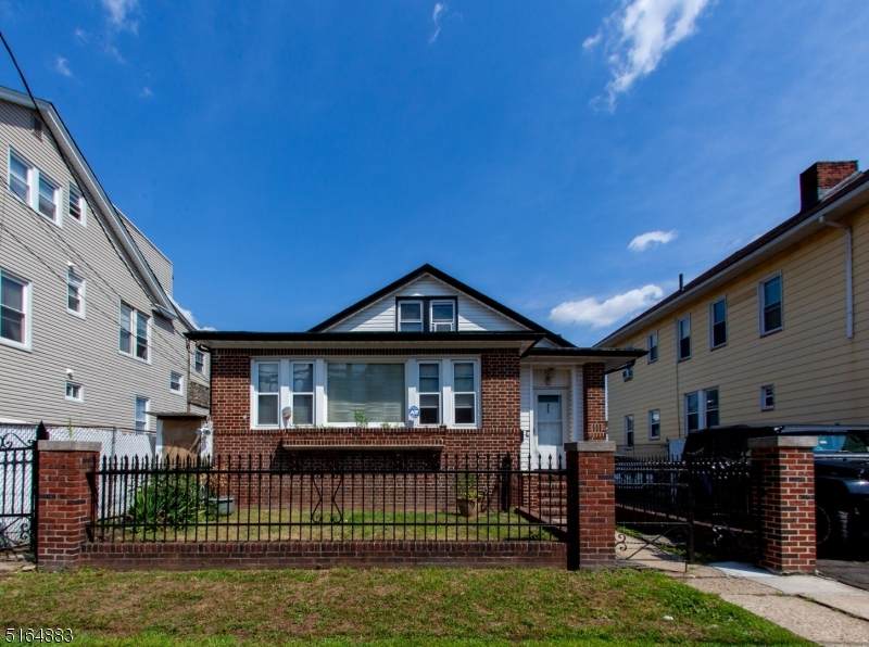 425 Woodside Ave - Photo 1