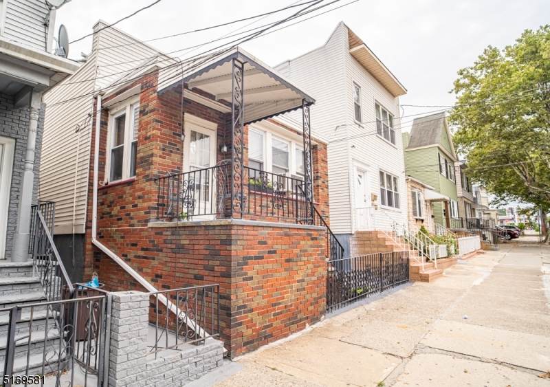 282 Danforth Ave - Photo 1