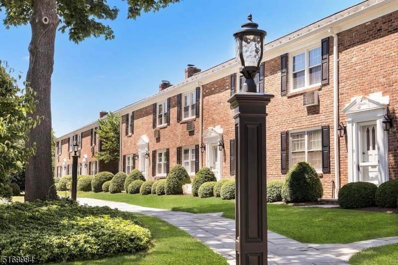 68 New England Ave - Photo 1