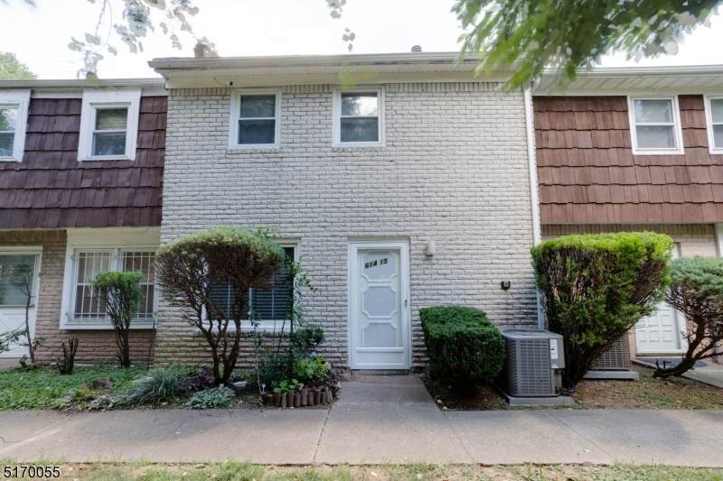 614 W 8Th St - Photo 1