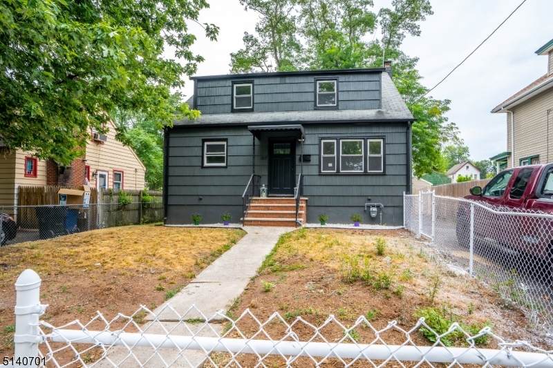 313 Halsey St - Photo 1