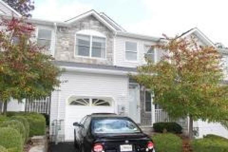 245 Summerhill Dr - Photo 1