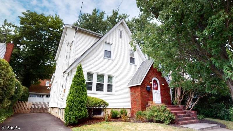 152 Hilton Ave - Photo 1