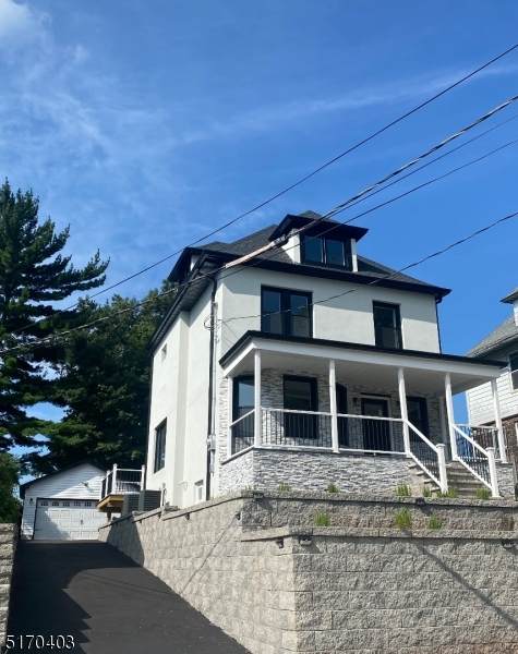 152 Henry St - Photo 1