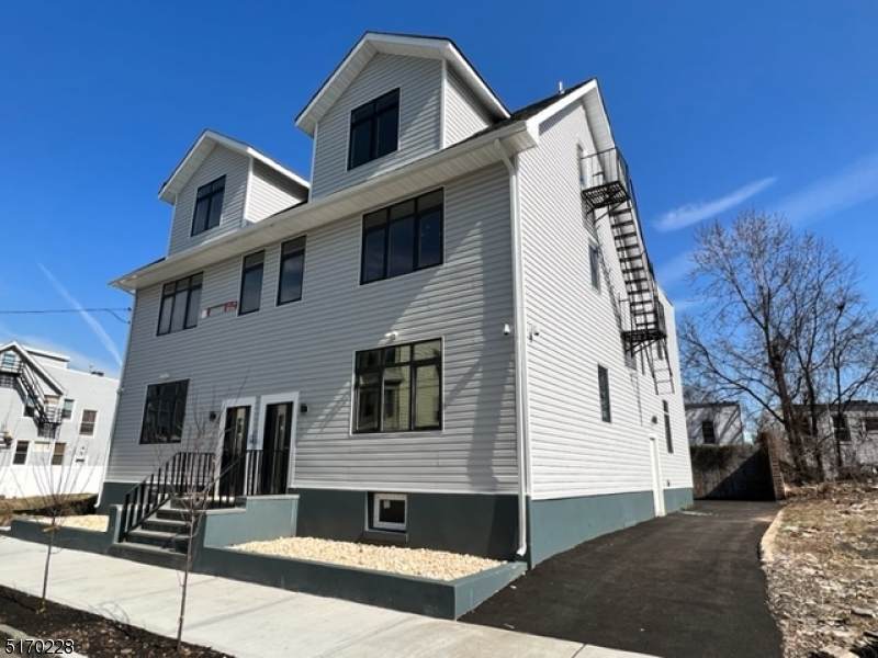 254 22nd St - Photo 1