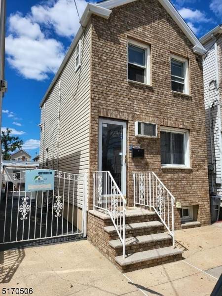 82 Komorn St - Photo 1