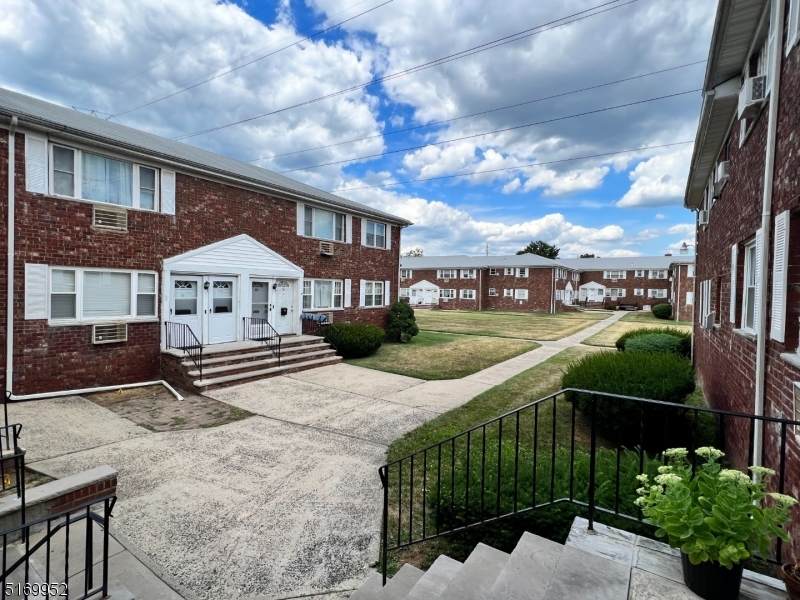 48 Gramercy Gdns - Photo 1