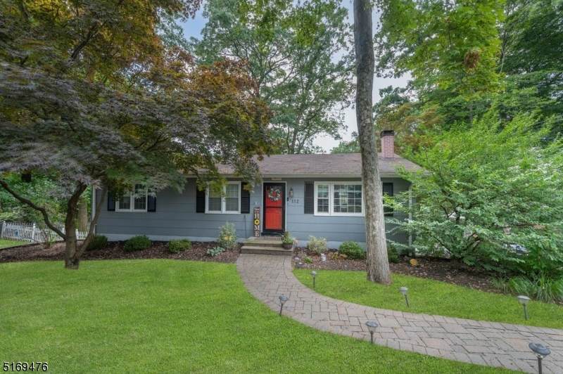 112 New York Ave - Photo 1