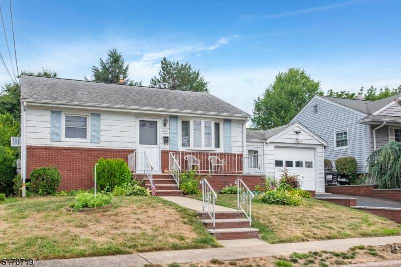 209 Washington Pl - Photo 1