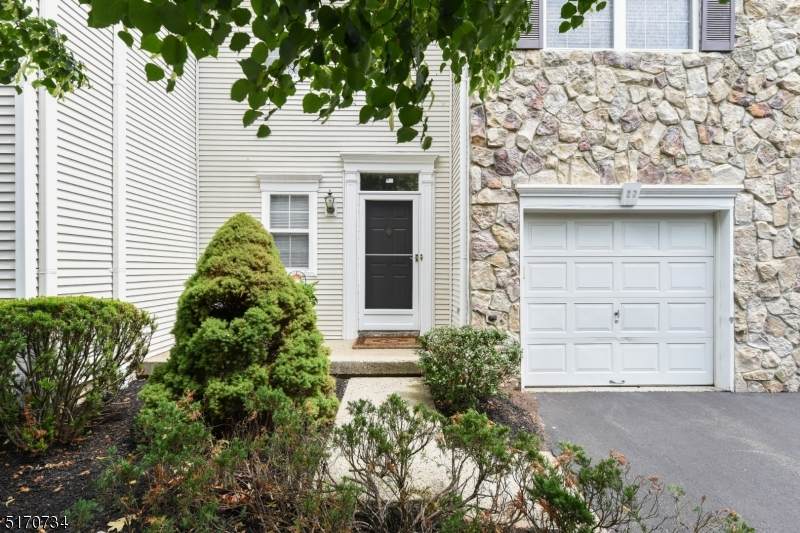 27 Mayflower Dr - Photo 1