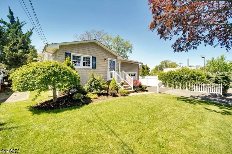 302 New York Ave - Photo 1