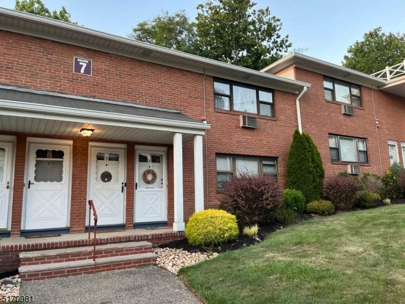 7 Colonial Dr - Photo 1