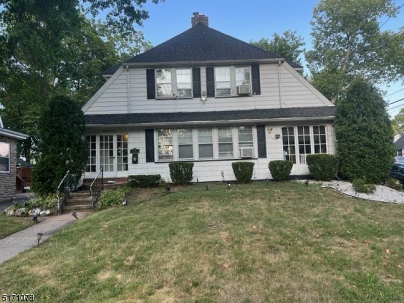 1087 Plainfield Ave - Photo 1