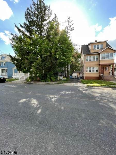 569 Stuyvesant Ave - Photo 1