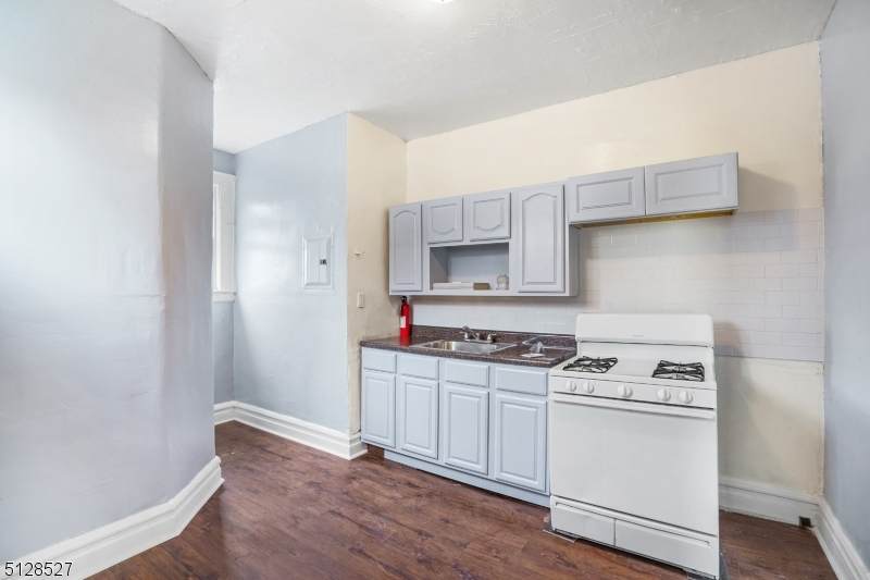 192 Columbia Ave - Photo 1