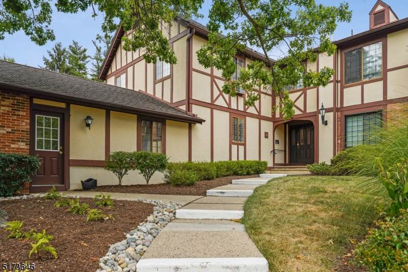 4 Avon Ct - Photo 1