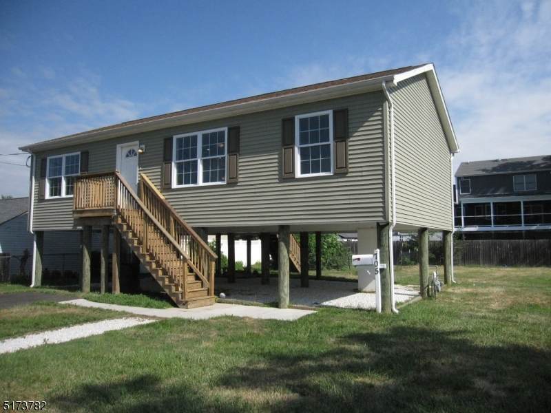 705 4Th St - Photo 1