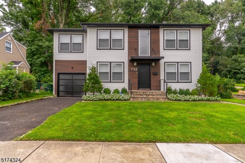 732 Pinewood Rd - Photo 1