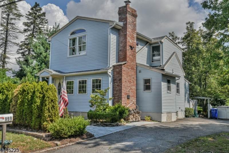 959 Riverview Dr - Photo 1
