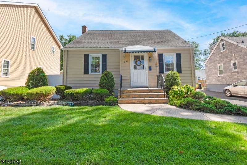 321 Lincoln Dr - Photo 1