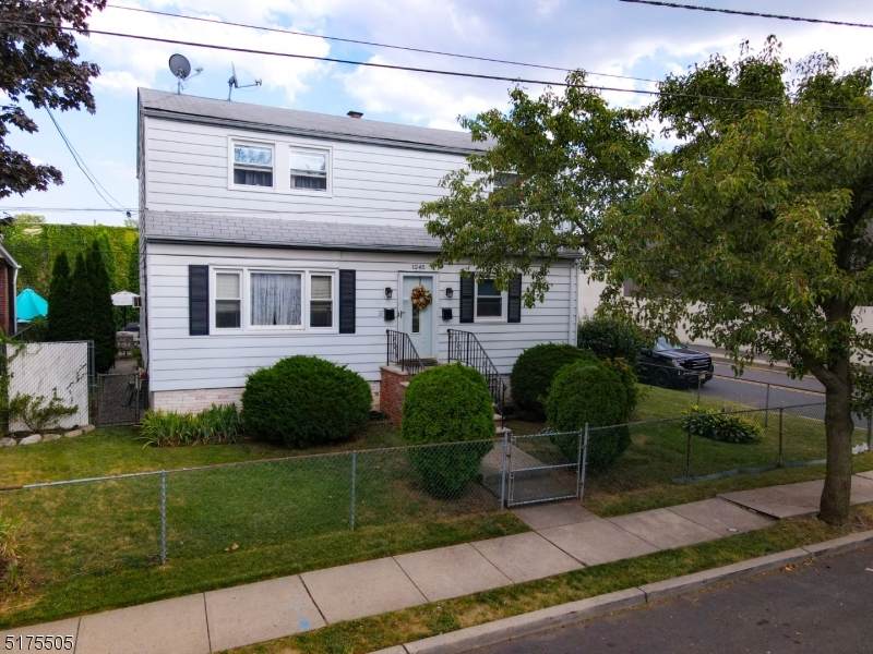 1245 Baker St - Photo 1