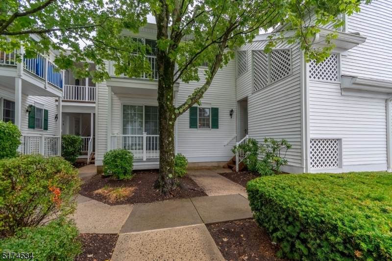 10 Smithfield Ct - Photo 1