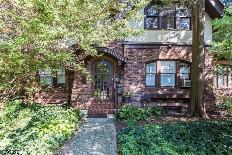 25 Pleasant Ave - Photo 1