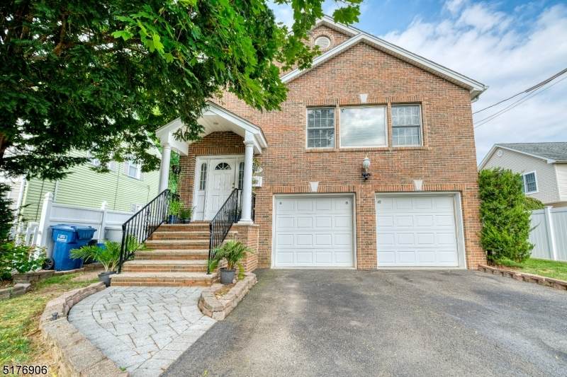 163 Lincoln St - Photo 1