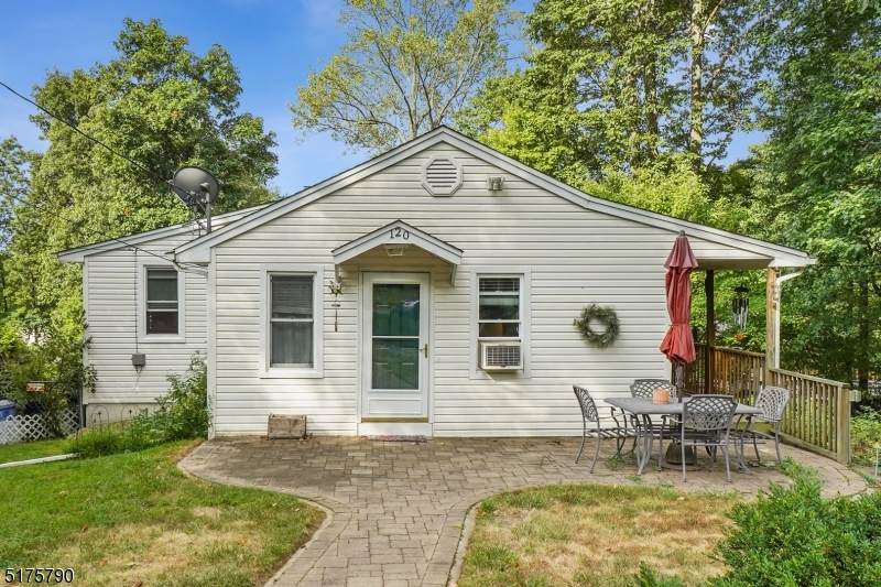 120 Unger Ave - Photo 1