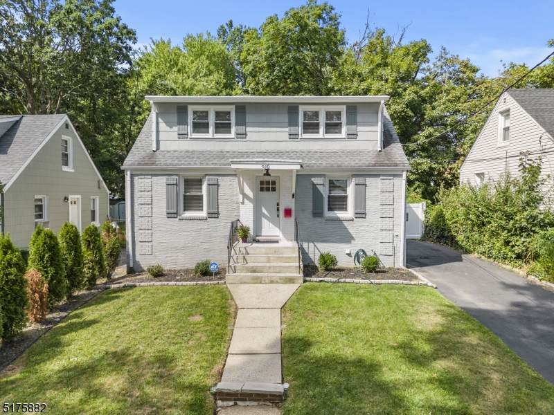 910 Oak St - Photo 1