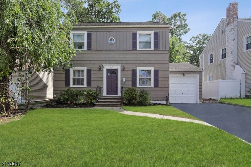 469 Whitewood Rd - Photo 1