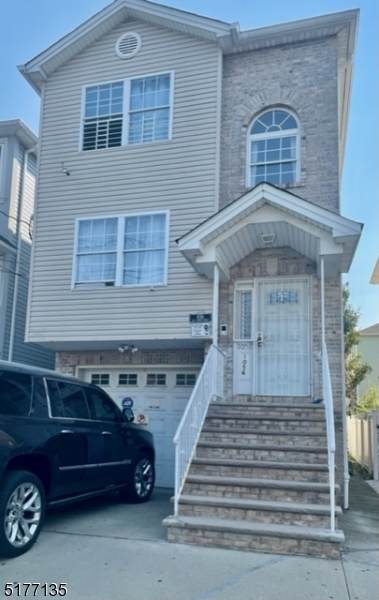 1056 E Grand St - Photo 1
