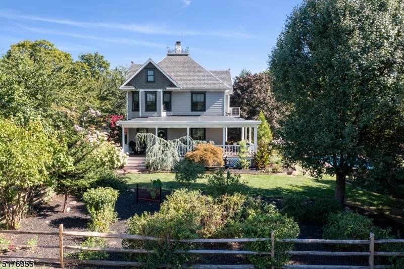 321 Maple Ave - Photo 1