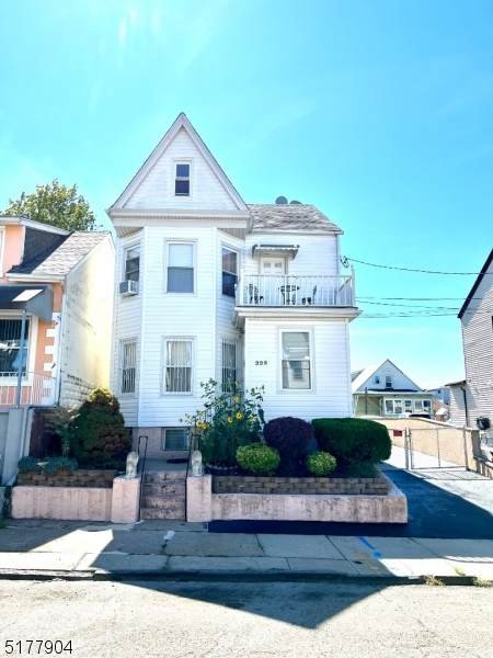 225 Paterson Ave - Photo 1