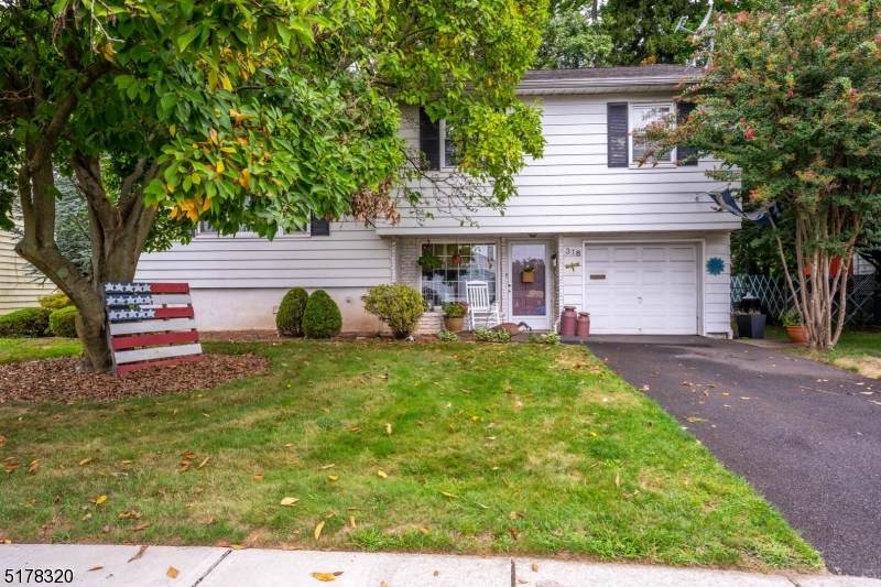 318 Foxwood Rd - Photo 1