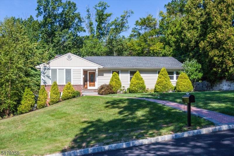 1622 Larkspur Dr - Photo 1