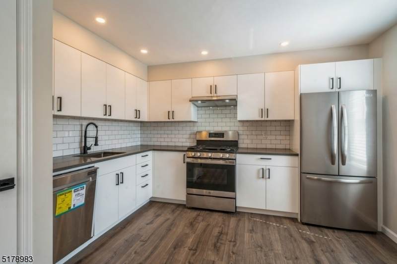 700 Schuyler Ave - Photo 1