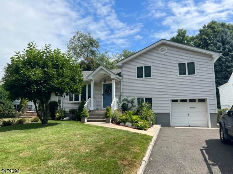 935 Linden Ln - Photo 1