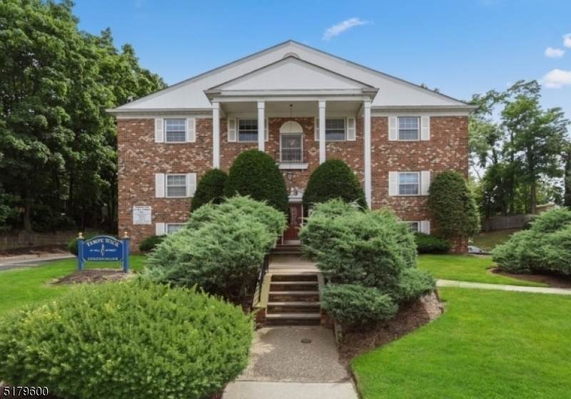 37 Hill St - Photo 1