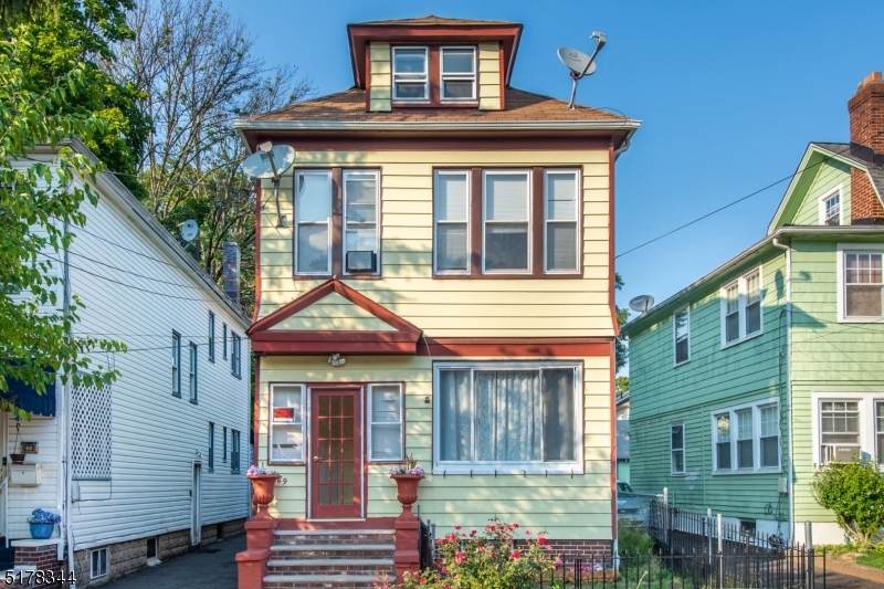 569 Morris St - Photo 1