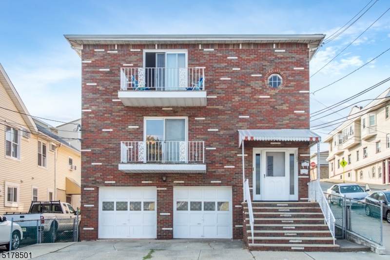 109 Farnham Ave - Photo 1
