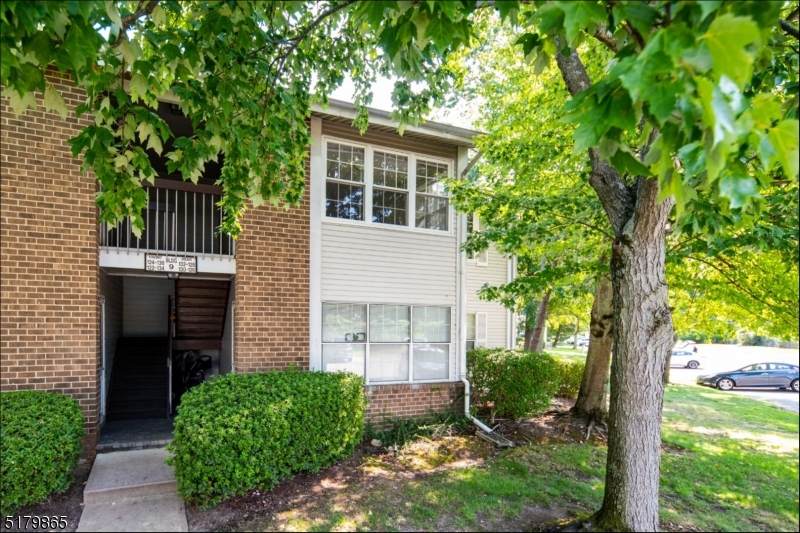 136 Pennsylvania Way - Photo 1
