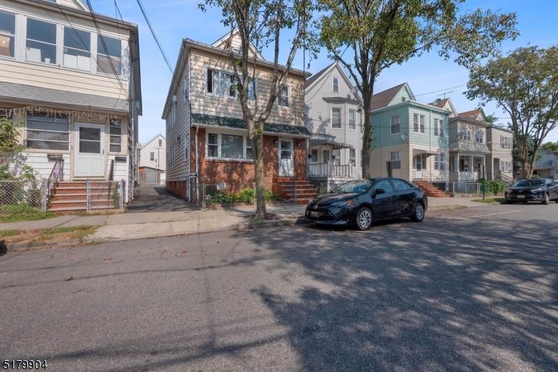 20 E Russell St - Photo 1