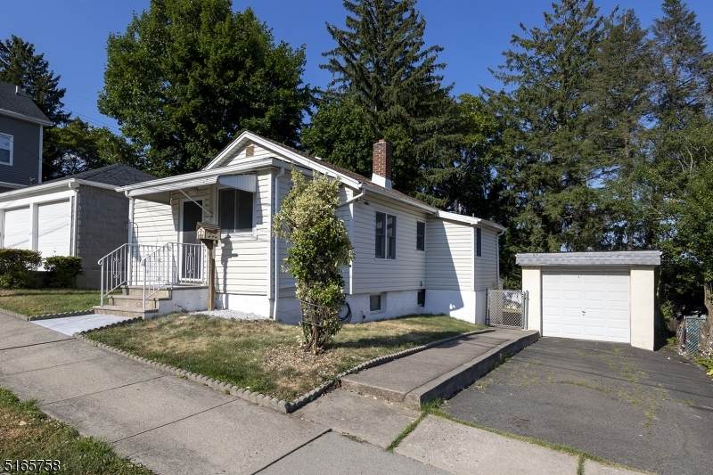 390 Mason Ave - Photo 1